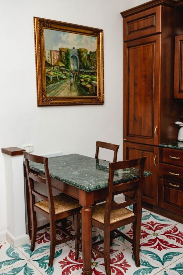 Delfini Trevi House Hotel Rome Buitenkant foto